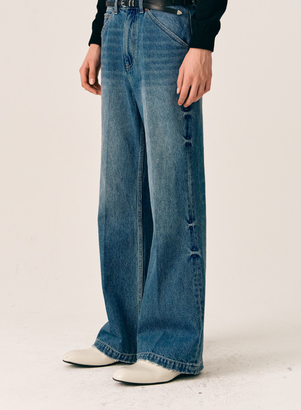 Washed Pintuck Flare Denim Pants - Mid Blue